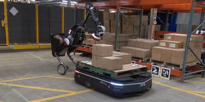 Warehouse Robots Work Together to Handle Tasks