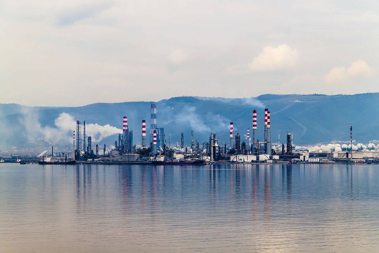 Oil Refinery Pic