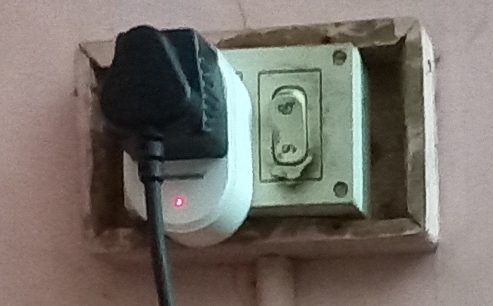 Blinking light in 16A smart plug by using another step down 15A converter socket.