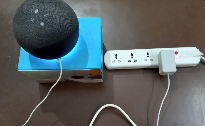 Smart power strip is connected to power outlet and flashing. 