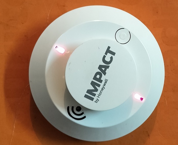 Wireless smoke detector working lights.